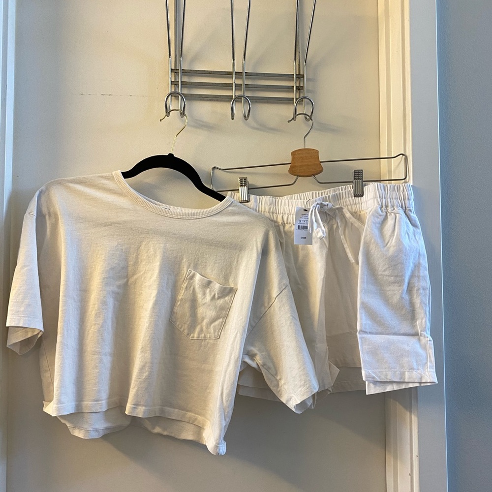 Cotton on - white cropped T-shirt & lounge shorts